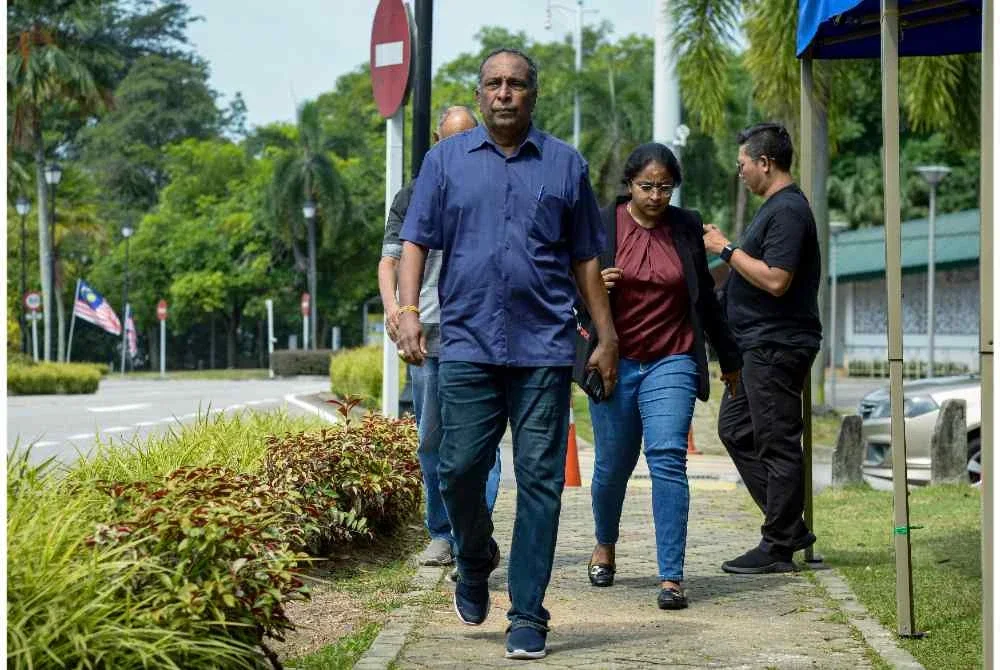 Ahli keluarga mangsa yang hadir pada sesi taklimat mengenai rakyat Malaysia yang masih hilang susulan kejadian banjir besar di sempadan Nepal, di Wisma Putra hari ini. - Foto: Bernama