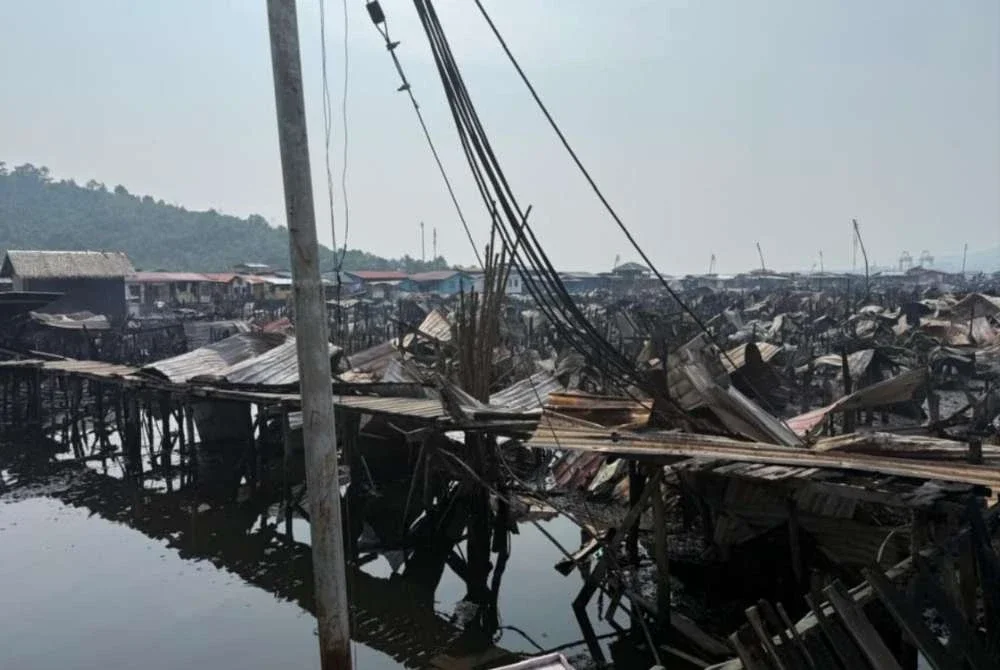 Kebakaran rumah setinggan atas air di Kampung Numbak pada awal pagi Ahad meragut nyawa tiga kanak-kanak.