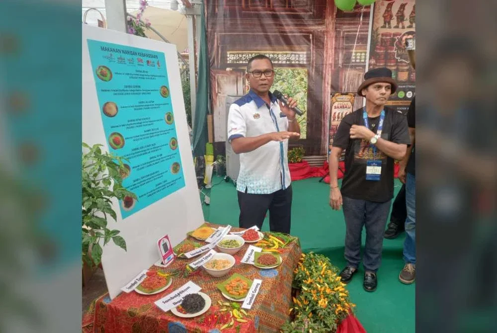 Mohamad Zabawi (kiri) berkongsi pengalaman mengenai sambal kegemaran sambil diperhatikan Azmi.