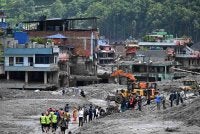 Para pekerja menggunakan jengkaut untuk membersihkan lumpur di Dhunge Bazaar, daerah Nuwakot, Nepal susulan kejadian banjir kilat dan tanah runtuh yang melanda kawasan sempadan Nepal-Tibet. Foto AFP
