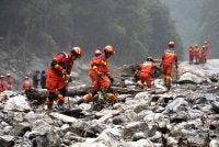 Anggota bomba dan penyelamat menjalankan operasi mencari dan menyelamat. Foto AFP