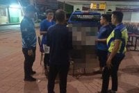 Mayat mangsa dibawa ke daratan selepas bot fiber yang dinaikinya terbalik akibat terlanggar tunggul kayu berhampiran Gua Bewah, Tasik Kenyir, Hulu Terengganu pada Sabtu.