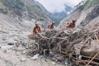Anggota keselematan melakukan misi mencari dan menyelamat mangsa yang terputus hubungan susulan kejadian tanah runtuh di sempadan China-Nepal itu. 