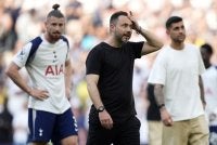 Zerbi (tengah) memohon maaf kepada penyokong susulan kekalahan Spurs kepada Newcastle 0-2 dalam saingan EPL di laman sendiri pada Ahad. FOTO: Agensi.