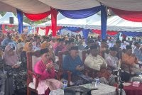 Hussin (depan, dua dari kanan) menyertai Malaysia #QuranHour Negeri Johor 2026 di Masjid An-Nur, Felda Bukit Aping Timur pada Ahad. Turut kelihatan, ADUN Sedili, Muszaidi Makmor (tengah).