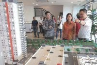 Sandrea (dua dari kanan) ketika hadir ke Galeri Jualan Residensi Jati De Meru, Ipoh bagi meninjau perkembangan projek Residensi Jati De Meru Fasa 1B (Blok A).