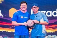 Wan Mikhail (kanan) bergambar dengan rakan kongsi program.