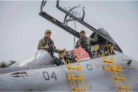 Lokman Hakim (kanan) mengikuti penerbangan pesawat pejuang Su-30MKM pada Jumaat. Foto ATM