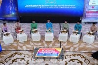 Tirmizi (tiga dari kiri) bersama sebahagian qari, pentadabbur dan Pengerusi Jawatankuasa Muzakarah Majlis Kebangsaan bagi Hal Ehwal Agama Islam (MKI), Datuk Dr Nooh Gadot (tengah) pada program Malaysia #QuranHour di Masjid Al-Sultan Abdullah, Presint Merdeka 118. Foto Sinar Harian - MOHD HALIM ABDUL WAHID 