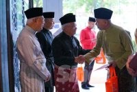 Hussamuddin (dua dari kanan) menyambut mesra tetamu yang hadir ke Malaysia #QuranHour di Masjid Al-Sultan Abdullah Presint Merdeka 118 di sini pada Ahad.