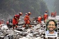 Anggota bomba dan penyelamat menjalankan operasi mencari dan menyelamat. Foto AFP