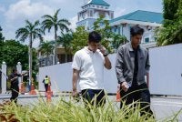 Ahli keluarga mangsa yang hadir pada sesi taklimat mengenai rakyat Malaysia yang masih hilang susulan kejadian banjir besar di sempadan Nepal, di Wisma Putra hari ini. - Foto: Bernama