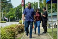 Ahli keluarga mangsa yang hadir pada sesi taklimat mengenai rakyat Malaysia yang masih hilang susulan kejadian banjir besar di sempadan Nepal, di Wisma Putra hari ini. - Foto: Bernama