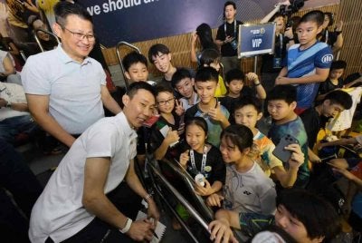Chong Wei (depan, kiri) bersama bakat muda yang menyertai Piala Lee Chong Wei di Kuala Lumpur.