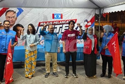 Adam Adli (tiga dari kanan) pada pelancaran Jentera Pilihan Raya PKR Hang Tuah Jaya pada Sabtu. 