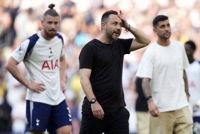 Zerbi (tengah) memohon maaf kepada penyokong susulan kekalahan Spurs kepada Newcastle 0-2 dalam saingan EPL di laman sendiri pada Ahad. FOTO: Agensi.