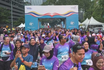 Peserta bagi kategori lima kilometer memulakan larian pada Program Malaysia Marathon 2026 sempena Tahun Melawat Malaysia 2026 di Jalan Ampang pada Ahad. Foto Bernama