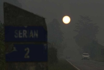 Matahari kelihatan suram diselubungi jerebu tebal menerusi satu pemandangan yang dirakamkan di Jalan Serian-Tebedu pada Ahad. FOTO: Bernama