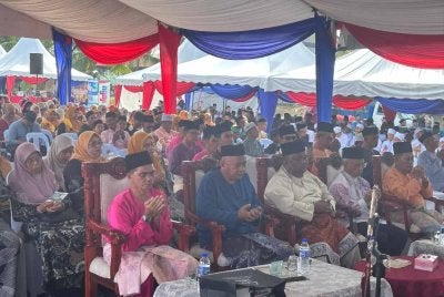 Hussin (depan, dua dari kanan) menyertai Malaysia #QuranHour Negeri Johor 2026 di Masjid An-Nur, Felda Bukit Aping Timur pada Ahad. Turut kelihatan, ADUN Sedili, Muszaidi Makmor (tengah).