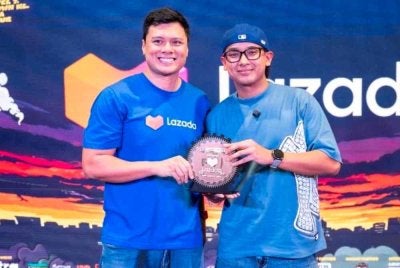 Wan Mikhail (kanan) bergambar dengan rakan kongsi program.