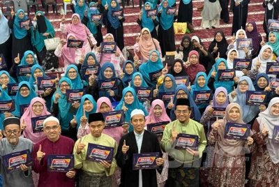 Peserta Malaysia #QuranHour Melaka bergambar kenangan.