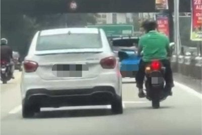 Tular rakaman berkaitan kejadian di media sosia baru-baru ini melibatkan sebuah kereta dengan motosikal ditunggang seorang lelaki. 