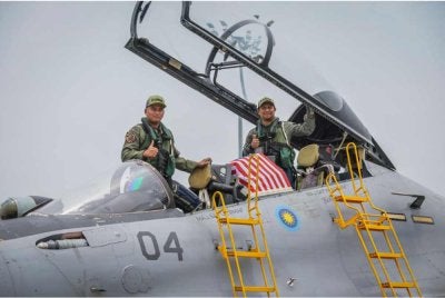 Lokman Hakim (kanan) mengikuti penerbangan pesawat pejuang Su-30MKM pada Jumaat. Foto ATM