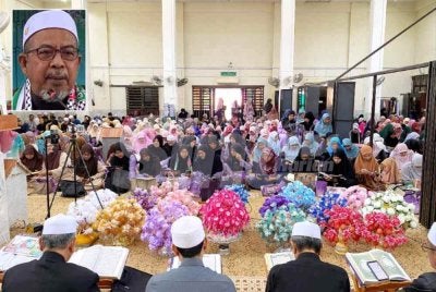 Adnan (gambar kecil) berkata, sambutan terhadap Malaysia #QuranHour peringkat Kelantan amat menggalakkan dengan lebih 1,000 peserta menjayakan program berkenaan. Foto: HAZELEN LIANA KAMARUDIN