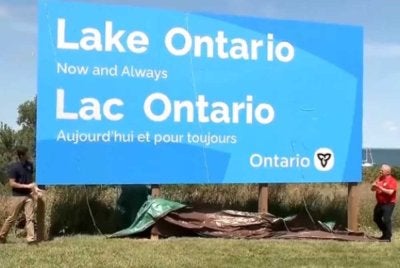 Papan tanda gergasi tertera 'Tasik Ontario. Kini dan selamanya' yang dipasang untuk menyindir Trump. Foto Agensi