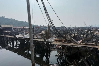 Kebakaran rumah setinggan atas air di Kampung Numbak pada awal pagi Ahad meragut nyawa tiga kanak-kanak.