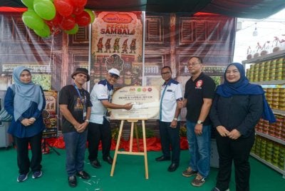 Isham (tiga dari kiri) melancarkan Pekan Sambal Laman Sayur sempena MAHA 2026 di MAEPS, Serdang pada Sabtu.