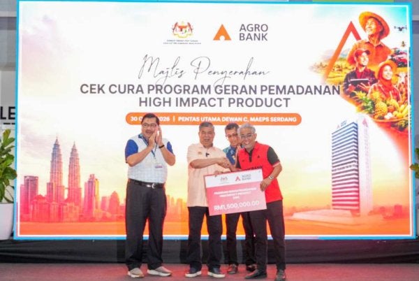 Penyerahan Cek Cura Program Geran Pemadanan HIP kepada Tengku Ahmad Badli Shah (kanan) yang disempurnakan Menteri Pertanian dan Keterjaminan Makanan, Datuk Seri Mohamad Sabu.