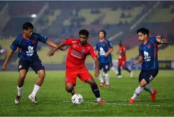Cristian De Sauza Andre (tengah) diasak pemain-pemain Negeri Sembilan FC pada perlawanan Bola Sepak Liga Super Malaysia 2026/2027 di Stadium Hang Jebat, Krubong hari ini. - Foto: Bernama