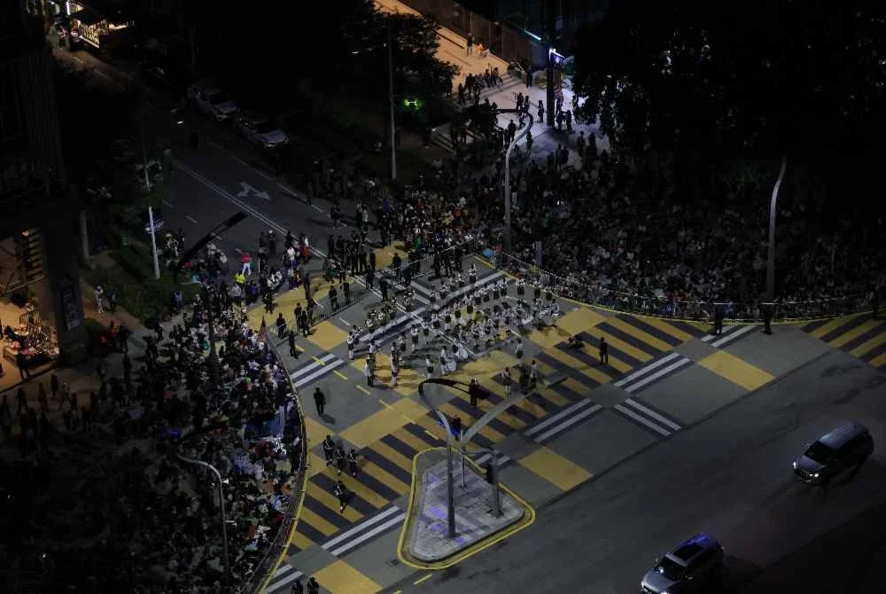 Hari Kebangsaan: Orang ramai mula berkumpul sejak petang semalam demi lokasi terbaik Hari Kebangsaan: Orang ramai mula berkumpul sejak petang semalam demi lokasi terbaik