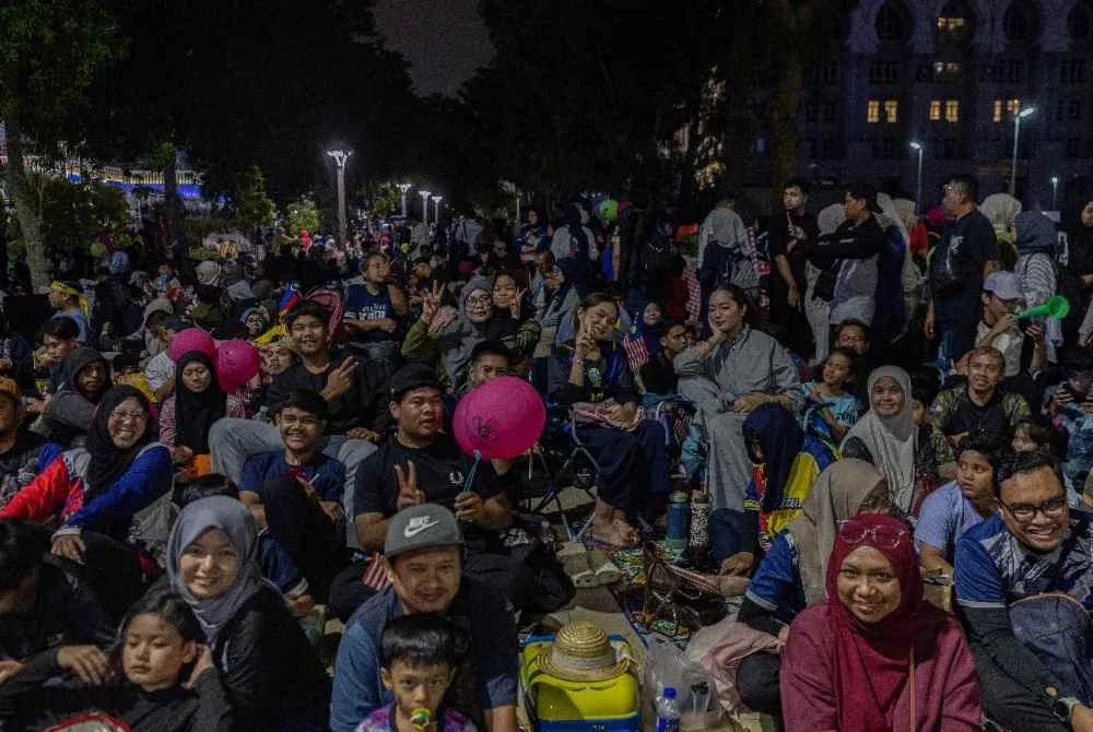 Keterujaan untuk mendapatkan lokasi terbaik bagi merakam suasana sambutan Hari Kebangsaan ke-69 menyaksikan orang ramai mula berkumpul di sekitar lokasi sambutan di Dataran Putrajaya. Foto Bernama