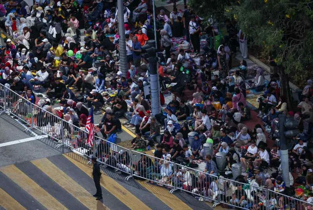 Cuaca baik, lautan manusia banjiri Dataran Putrajaya pagi ini Cuaca baik, lautan manusia banjiri Dataran Putrajaya pagi ini