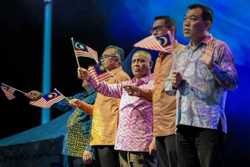 Saarani (tengah) bersama lebih 20,000 rakyat daripada pelbagai lapisan, menantikan detik 12 tengah malam untuk bersama-sama melaungkan laungan keramat 'Merdeka' sempena sambutan Hari Kebangsaan ke-69. Foto Facebook Pejabat Setiausaha Kerajaan Negeri Perak