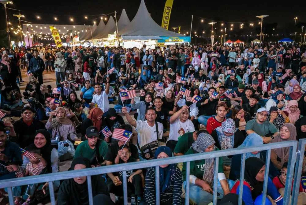 Lebih 20,000 rakyat Perak daripada pelbagai lapisan menantikan detik 12 tengah malam untuk bersama-sama melaungkan laungan keramat 'Merdeka' sempena sambutan Hari Kebangsaan ke-69 dan menyaksikan pertunjukan bunga api. Foto Facebook Pejabat Setiausaha Kerajaan Negeri Perak