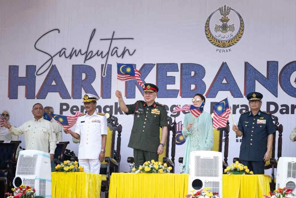 Sultan Perak, Sultan Nazrin Shah dan Raja Permaisuri Perak, Tuanku Zara Salim berkenan mengibar Jalur Gemilang pada Sambutan Hari Kebangsaan Peringkat Negeri Perak 2026 di Bangunan Bandaran Ipoh. Foto Bernama