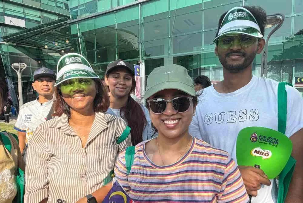 Virindhashri (dua dari kiri) bersama ahli keluarga menyambut HKM 2026 di Dataran Putrajaya.