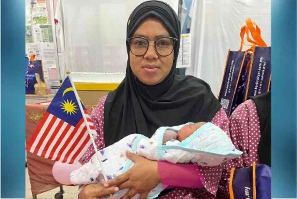 Nor Laila bersama bayinya, Amalina yang dilahirkan pada 31 Ogos jam 4.59 pagi di HRPZ II. Foto:HRPZ II
