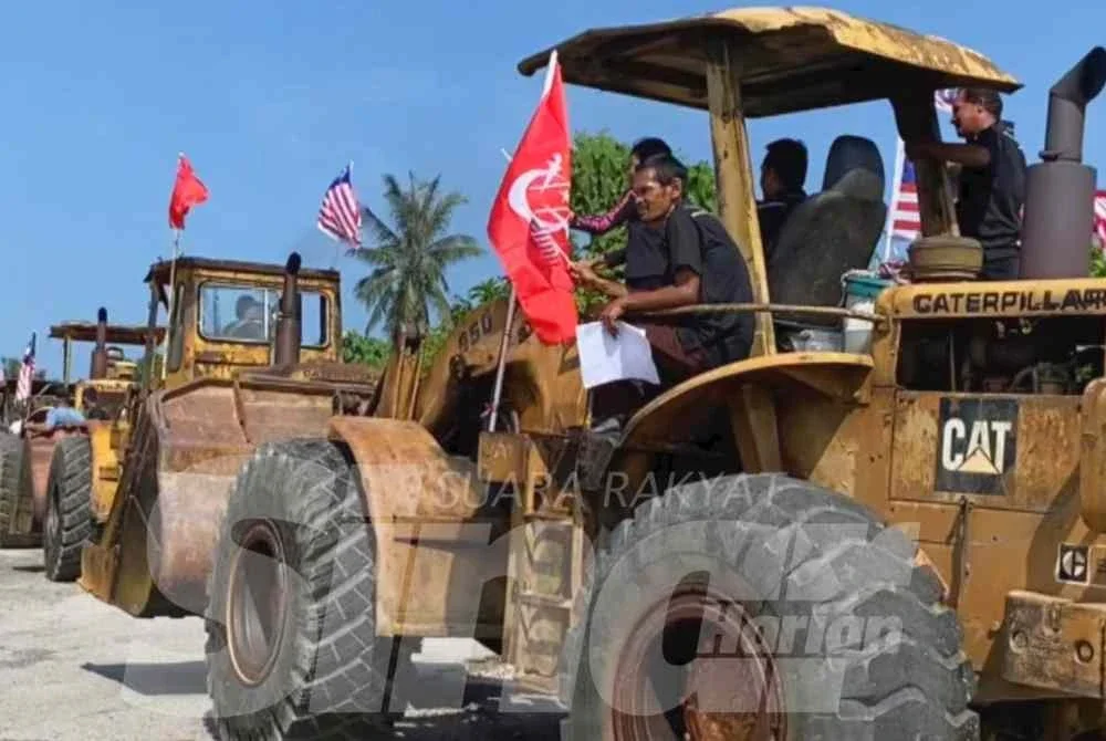 Deruman enjin jentera berat menggegarkan suasana kampung apabila 10 jentolak, dua lori dan kenderaan pacuan empat roda berarak sejauh kira-kira 300 meter sempena sambutan Hari Kebangsaan ke-69 di DUN Chetok, Pasir Mas pada Isnin. - Foto:SINAR HARIAN/HAZELEN LIANA KAMARUDIN