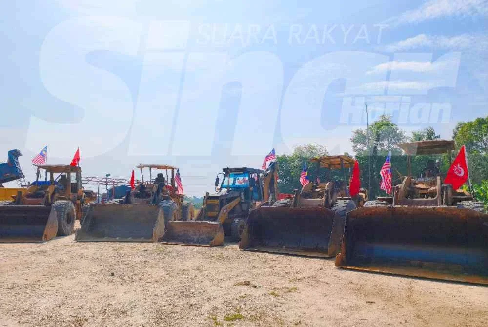 Perarakan jentera berat ini adalah sesuatu yang unik dan julung kali diadakan dalam sambutan kemerdekaan di sini - Foto:SINAR HARIAN/HAZELEN LIANA KAMARUDIN