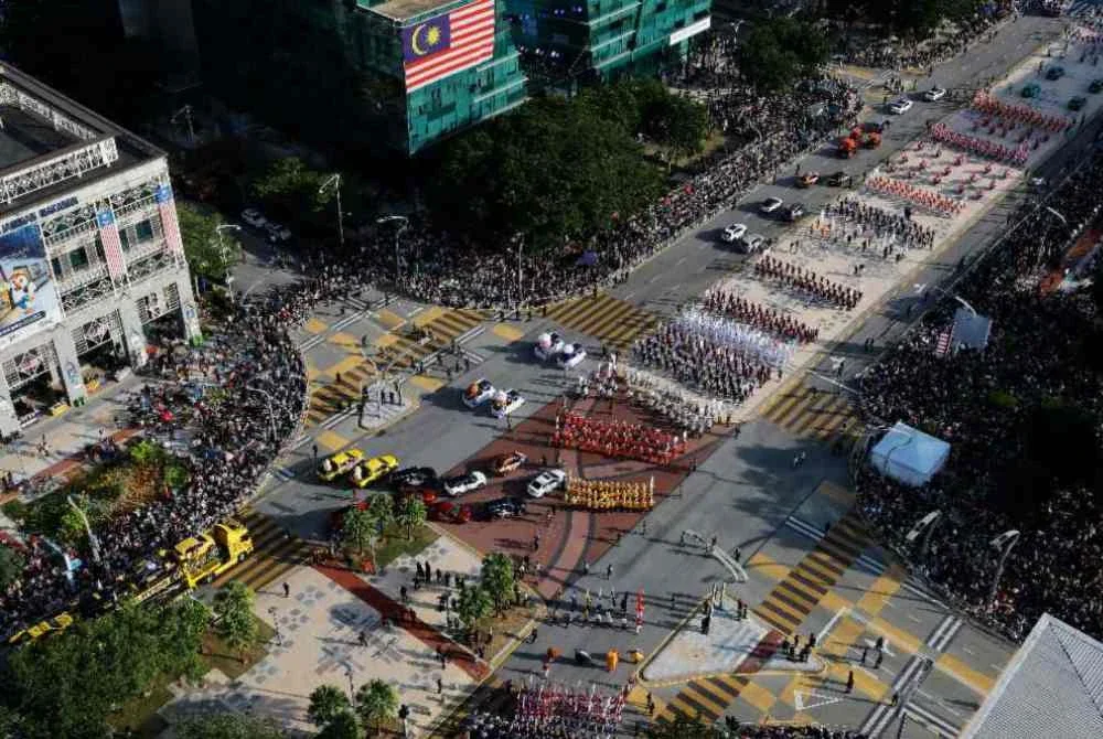 Lebih 100,000 pengunjung membanjiri Dataran Putrajaya dalam semangat patriotik bagi bersama-sama menyemarakkan Sambutan Hari Kebangsaan 2026 pada Isnin. Foto Bernama