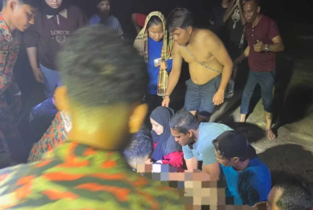 Anggota bomba memberikan bantuan pernafasan kepada mangsa lemas di di Pantai Kampung Punggai.