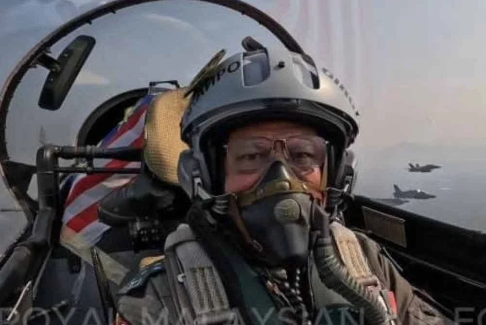 Muhamad Norazlan mengetuai lintas hormat dan pertunjukan udara dengan berada sendiri di kokpit pesawat pejuang Sukhoi SU-30MKM.