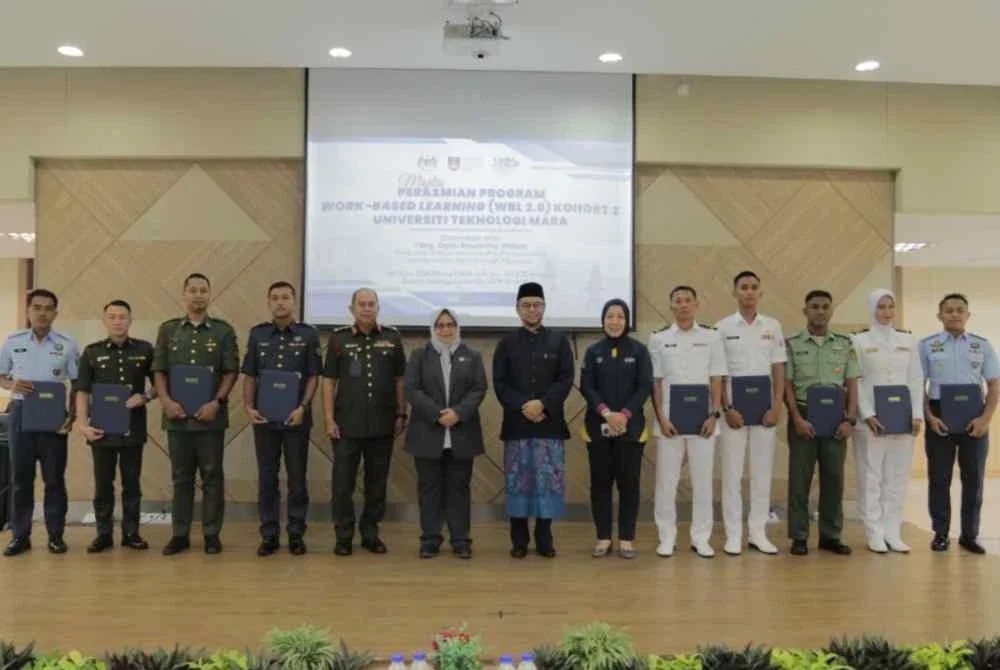 Roszanina (enam dari kiri) dan Shahrin (tujuh dari kiri) ketika majlis perasmian program Diploma WBL 2.0 Kementerian Pertahanan Kohort 2 di UiTM bertempat di Dewan Serbaguna Seroja UiTM Shah Alam pada 26 Ogos lalu.