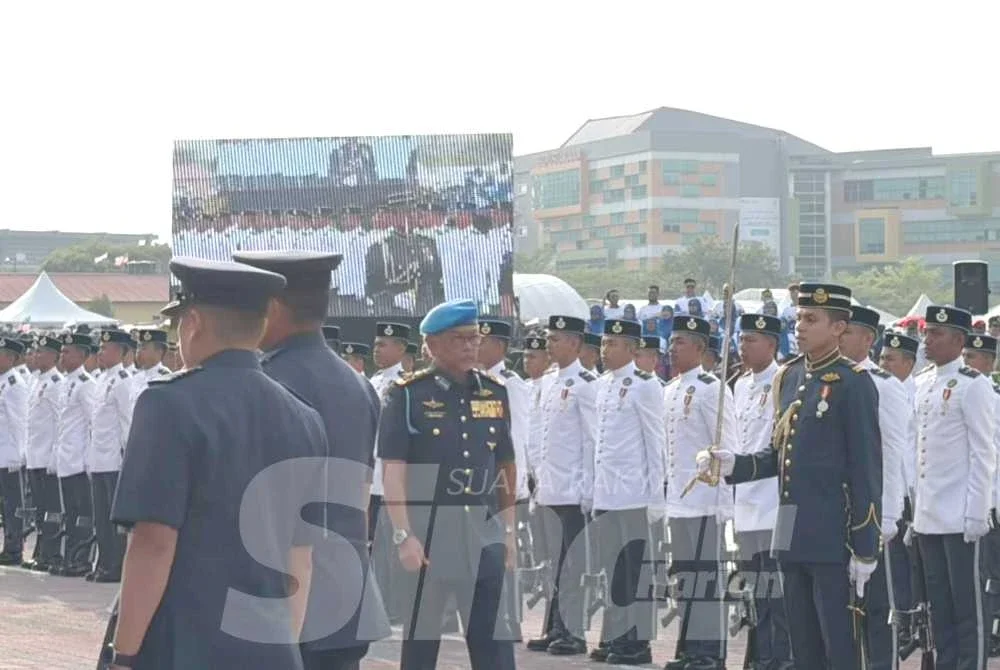 Al-Sultan Abdullah memeriksa Kawalan Hormat Utama sebelum bermula Sambutan Hari Kebangsaan Ke-69 Peringkat Negeri Pahang di Padang MBK 4 pada Isnin.