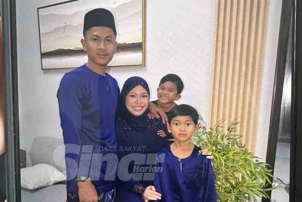Foto kenangan hari raya mereka sekeluarga.