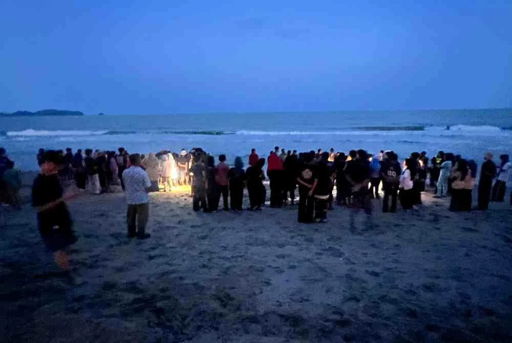 Mohammad Nizam Zainal, 33, bersama anaknya, Muhammad Zamri Mikhail, 8, dilaporkan mandi-manda di pantai berkenaan sebelum dihanyutkan ombak besar kira-kira 10 minit kemudian.